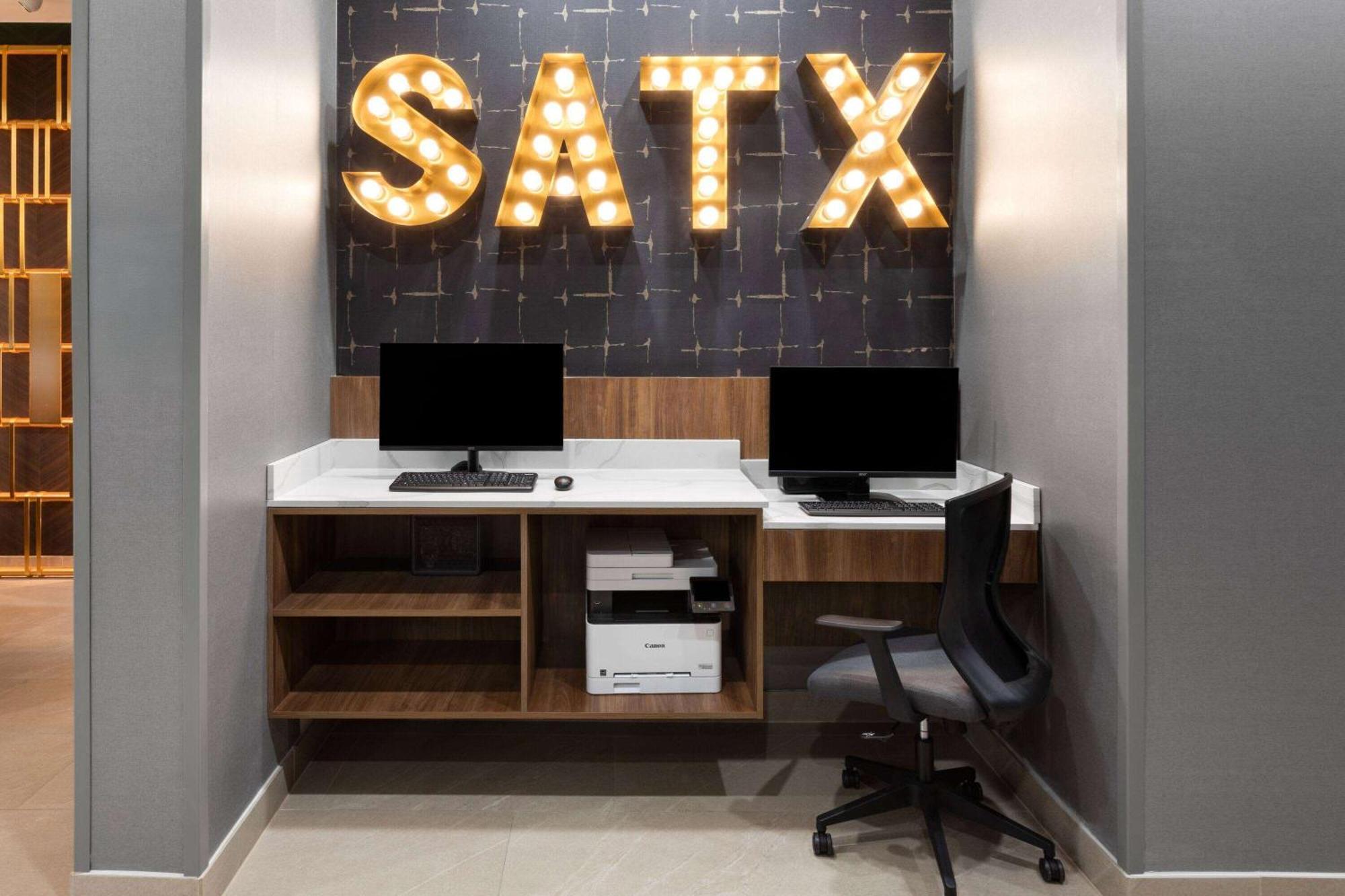 La Quinta Inn & Suites By Wyndham San Antonio At The Rim エクステリア 写真