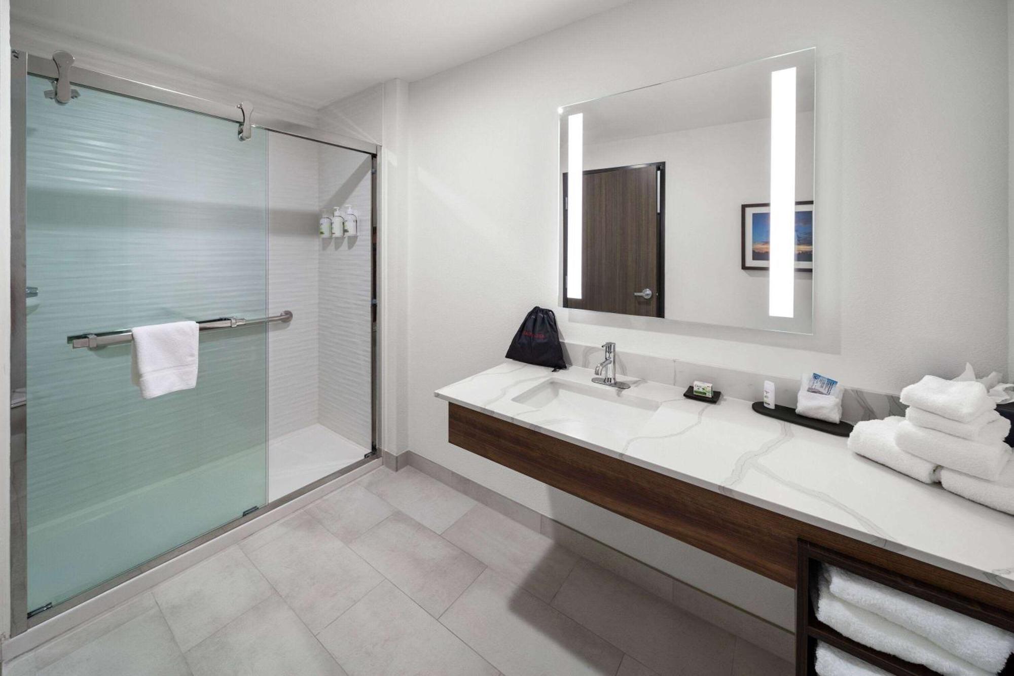 La Quinta Inn & Suites By Wyndham San Antonio At The Rim エクステリア 写真