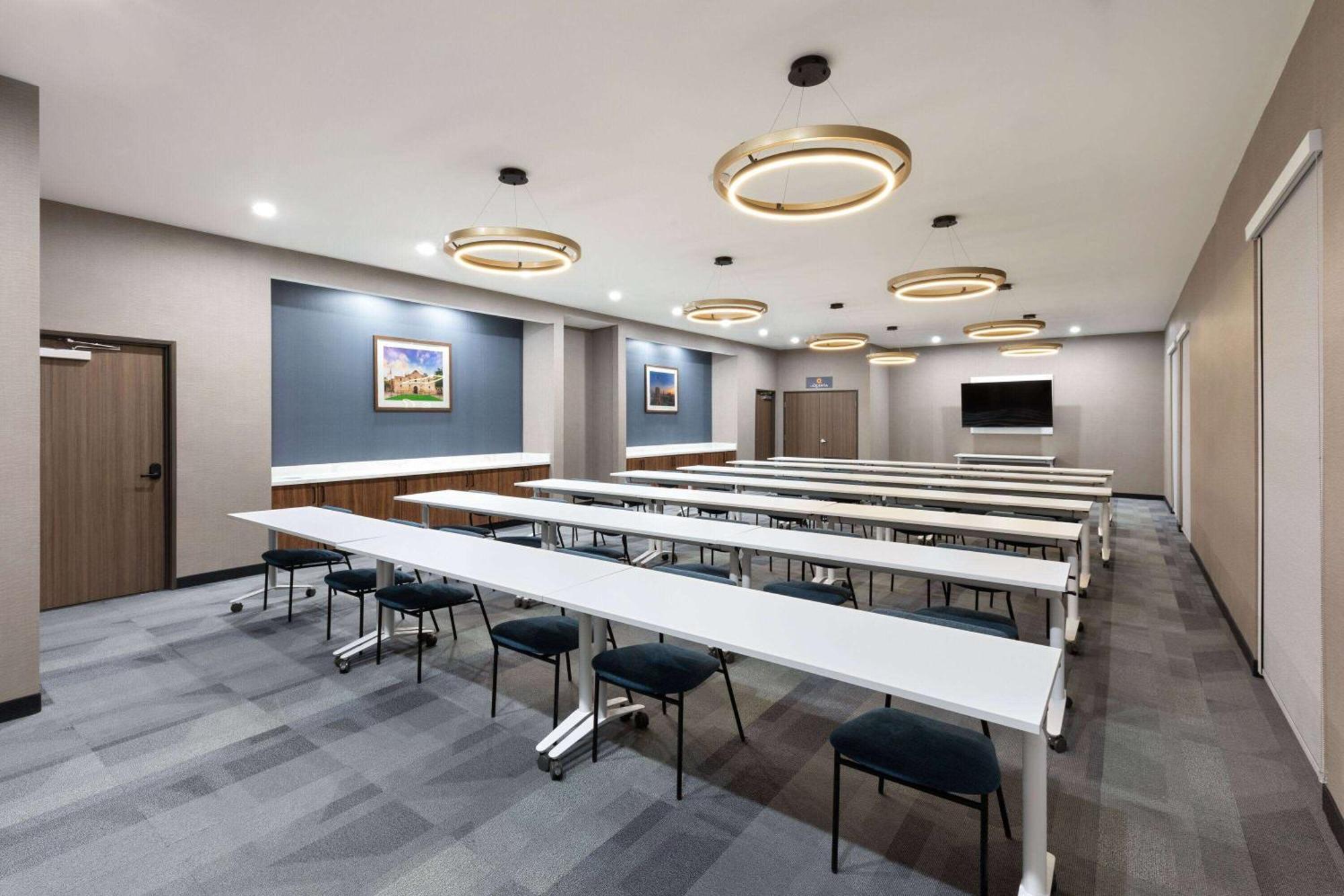 La Quinta Inn & Suites By Wyndham San Antonio At The Rim エクステリア 写真