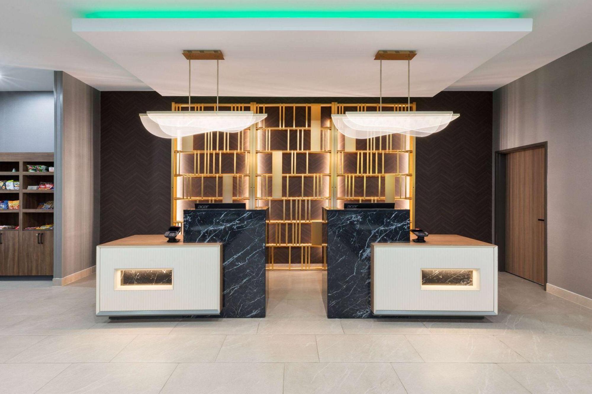 La Quinta Inn & Suites By Wyndham San Antonio At The Rim エクステリア 写真