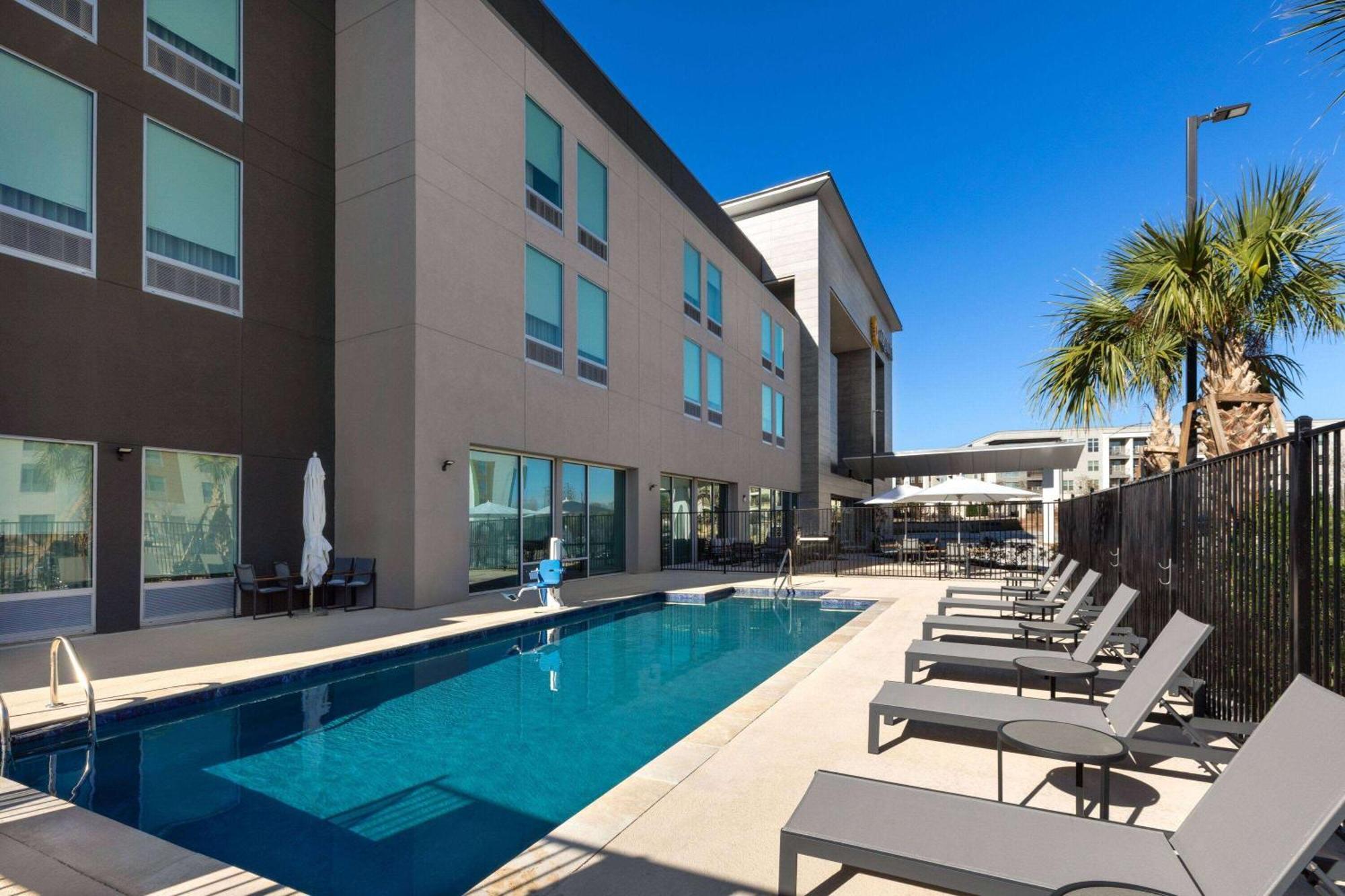 La Quinta Inn & Suites By Wyndham San Antonio At The Rim エクステリア 写真